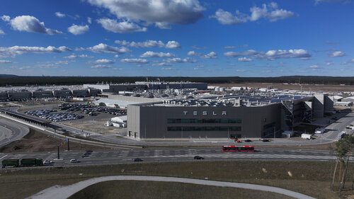 Den stärksten Aufbau verzeichnete der Landkreis Oder-Spree: Die Tesla-Fabrik in Grünheide verdoppelte die Industriebeschäftigung dort binnen weniger Jahre. (© Gettyimages / Sean Gallup)
