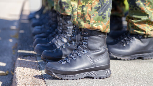 Bundeswehrschuhe in einer Reihe.