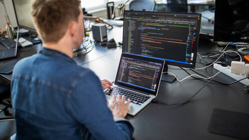 Computerprogrammierer arbeitet an neuem Softwareprogramm. Computerprogrammierer arbeitet an neuem Softwareprogramm.