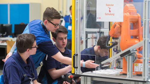 Besonders Auszubildende für den Strukturwandel in der Industrie fehlen. Besonders Auszubildende für den Strukturwandel in der Industrie fehlen.
