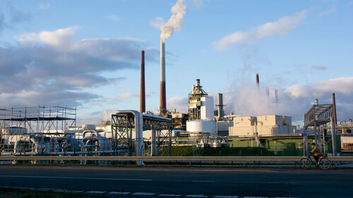 Shell Oil Refinery In Wesseling Gesamtansicht der Shell-Ölraffinerie in Wesseling, Deutschland, am 26. Januar 2024, als Shell seinen Plan bekannt gibt, die Ölraffinerie bis 2025 stillzulegen und auf die Produktion von Schmierstoff-Rohstoffen umzustellen, um seine CO2-Emissionen zu reduzieren.