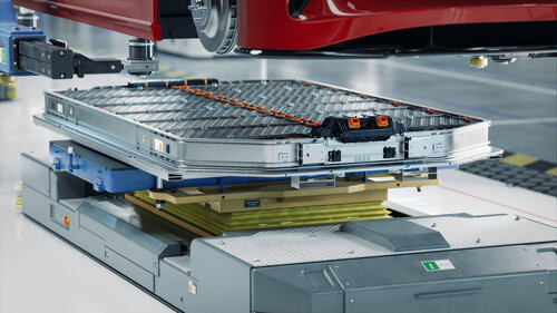 Generisches EV-Batteriepaket unter Elektroauto auf Produktionslinie in der modernen Fabrik. Hochleistungsbatterie für die Automobilindustrie. Generisches EV-Batteriepaket unter Elektroauto auf Produktionslinie in der modernen Fabrik. Hochleistungsbatterie für die Automobilindustrie.
