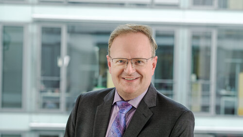„Statt vier Mann Besatzung auf einem Binnenschiff müssten mehr als hundert Lkw-Fahrer bezahlt werden”