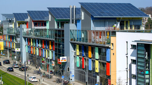Solaranlagen auf den Dächern von Mehrfamilienhäusern