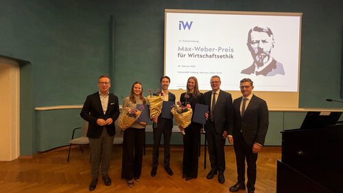 Die Preisträgerinnen und Preisträger der Max-Weber-Preisverleihung (v. l. n. r.): Berit Weiß, Marvin Daab, Kira Luisa Schirp, Alina Zotsenko (abwesend).