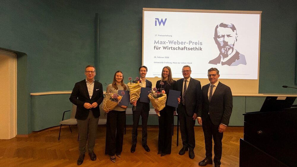 Die Preisträgerinnen und Preisträger der Max-Weber-Preisverleihung (v. l. n. r.): Berit Weiß, Marvin Daab, Kira Luisa Schirp, Alina Zotsenko (abwesend).