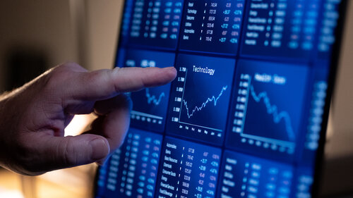 Handelsbildschirm, Hand zeigt auf das Chart des Technologiesektors zur Bearbeitung von Marktdaten.