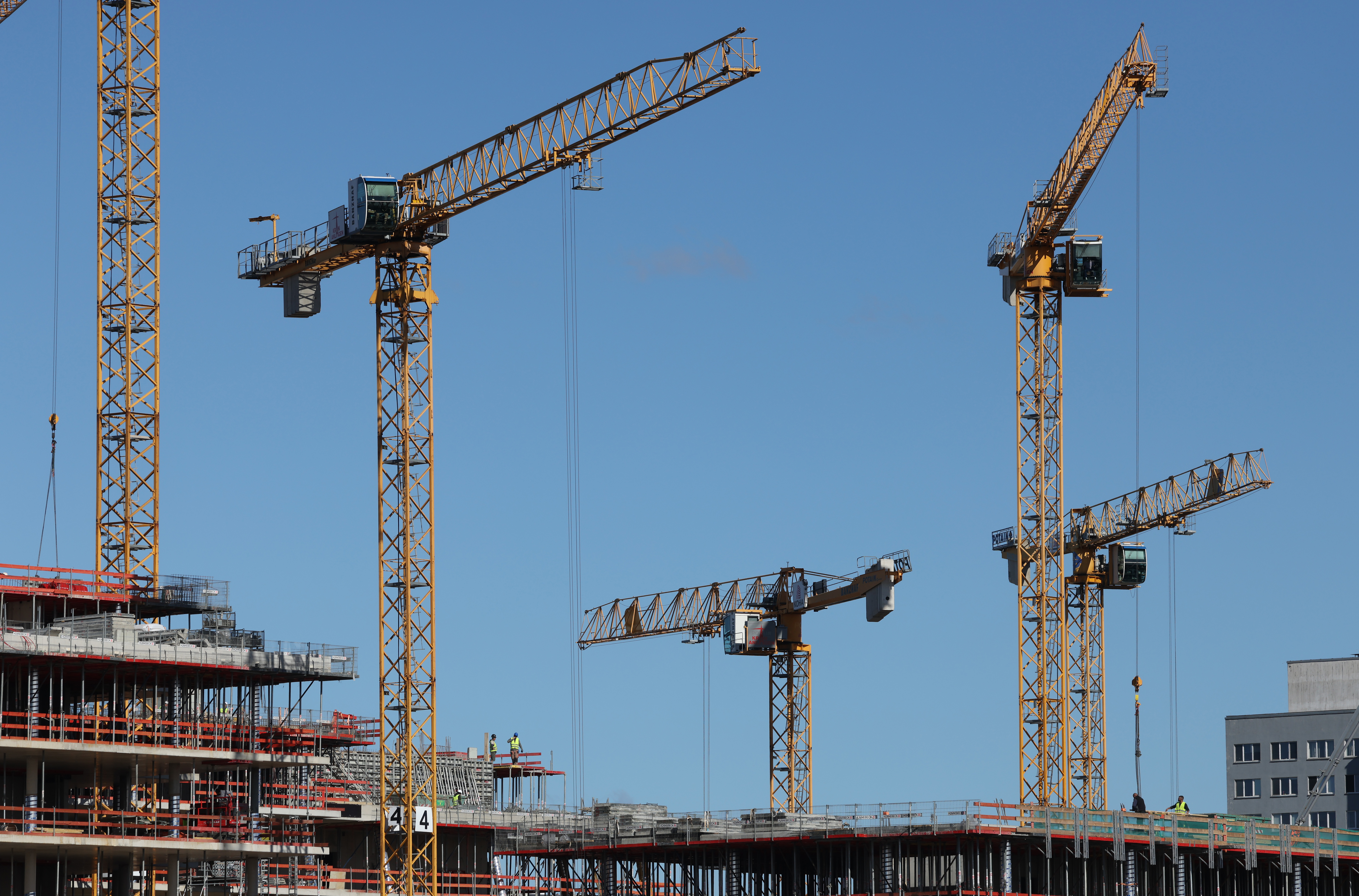 Der Wohnungsbau kriselt wegen steigender Baukosten und Zinsen. Der Wohnungsbau kriselt wegen steigender Baukosten und Zinsen.